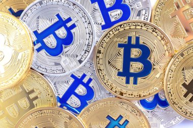 Arka plan olarak parlak Bitcoins, çekim görünümü. Dijital para birimi