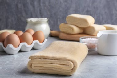Gri masa üzerinde ham puf hamur hamur ve malzemeler