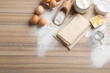 Ahşap masada puf hamur hamur ve malzemeler, düz yatıyordu. Metin alanı