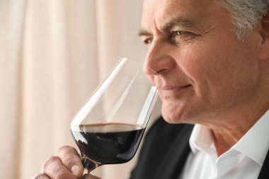 Kapalı bir bardak şarap ile kıdemli adam