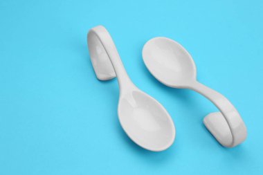 Mavi arka planda temiz boş seramik meze kaşığı, metin için alan
