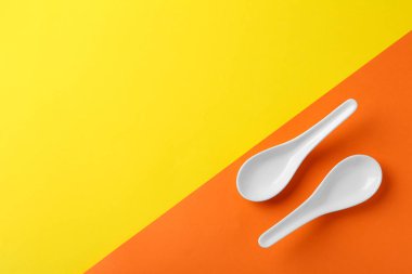 Renk arka planda miso çorba kaşığı, düz yatıyordu. Metin alanı