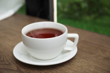 Tahta masada bir fincan sıcak çay.