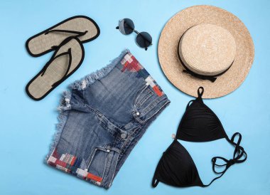 Açık mavi arka planda şık plaj aksesuarları ile düz yatıyordu kompozisyon