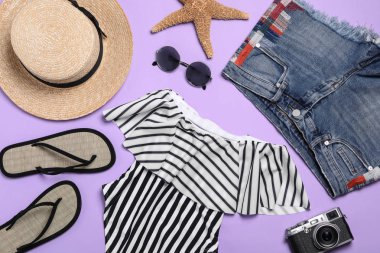 Lila arka planda şık plaj aksesuarları ile düz yatıyordu kompozisyon