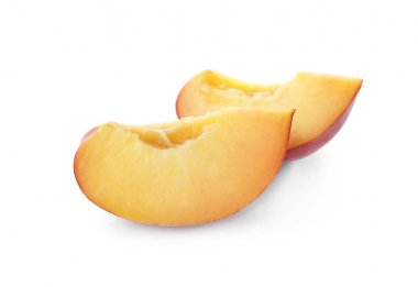 Beyaz arka planda tatlı sulu şeftali dilimleri