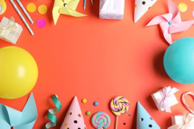 Çerçeve mercan arka planda farklı Doğum günü parti öğeleri yapılmış, düz yatıyordu. Metin alanı