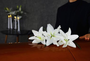 Cenaze evinde Beyaz lilyum ile tabut yakın genç adam