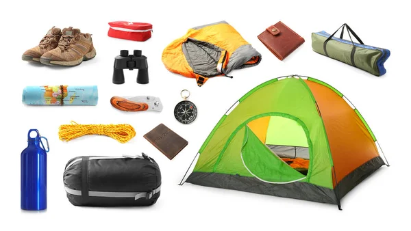 Set con diferentes equipos de camping sobre fondo blanco — Foto de Stock