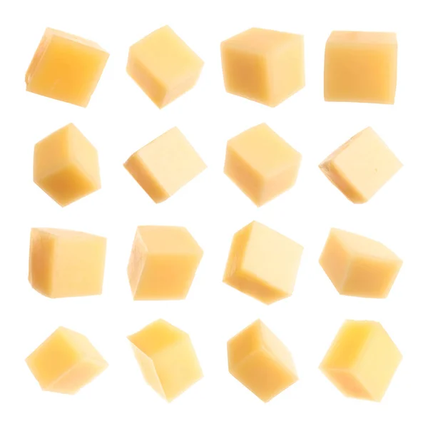 Set de deliciosos cubos de queso sobre fondo blanco —  Fotos de Stock