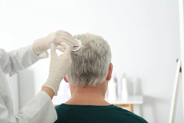 Homem sênior com problema de perda de cabelo recebendo injeção no salão — Fotografia de Stock