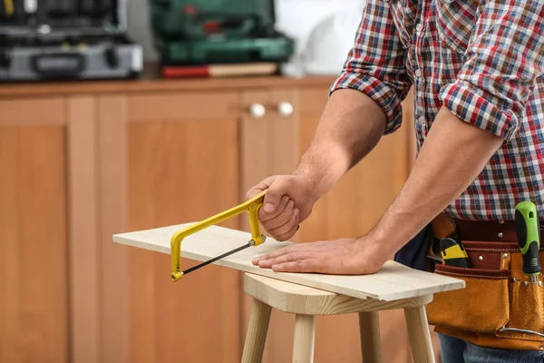 Man werken met de Handzagen binnenshuis, close-up. Home Repair — Stockfoto