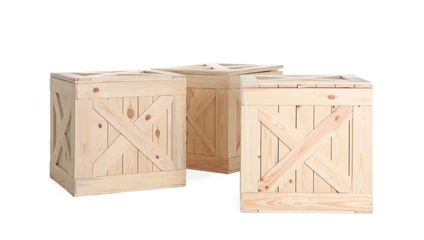 Gruppo di casse di legno isolate su bianco — Foto Stock