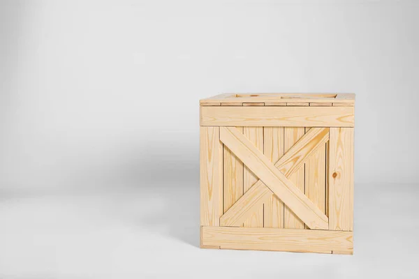 Gesloten houten kist op grijze achtergrond. Ruimte voor tekst — Stockfoto