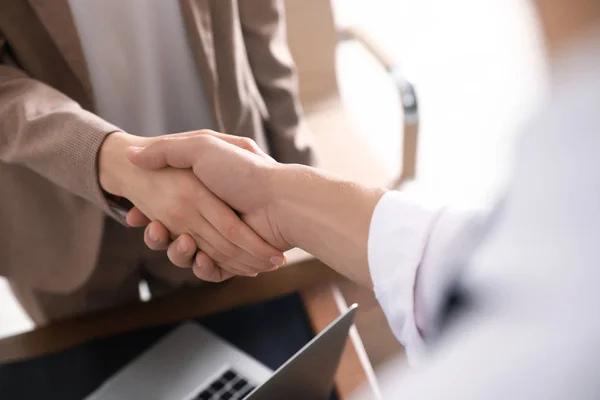 Socios de negocios estrechando la mano después de la reunión, primer plano — Foto de Stock