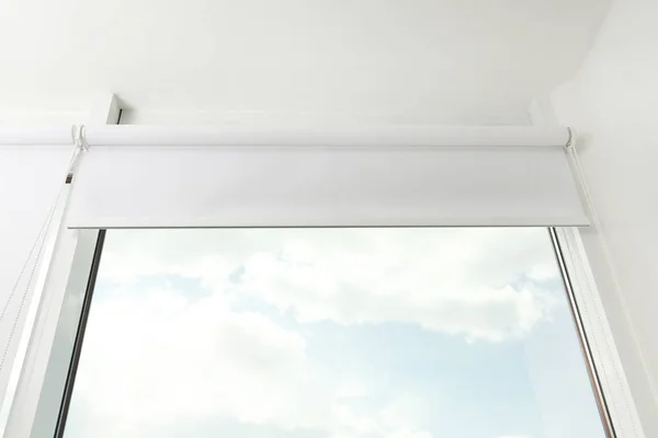 Современное окно с белыми жалюзи в помещении, вид с низкого угла — стоковое фото