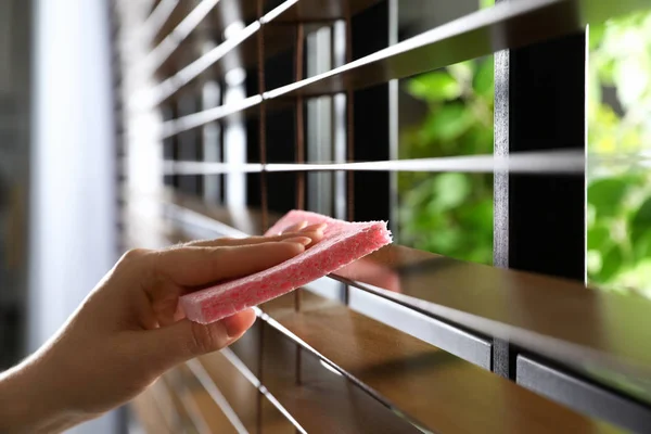 Mulher limpando persianas com pano dentro de casa, close-up. Espaço para texto — Fotografia de Stock