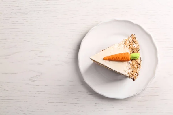 흰색 나무 테이블에 맛있는 크림달콤한 당근 케이크 조각, 상단 보기. 텍스트를 위한 공간 — 스톡 사진