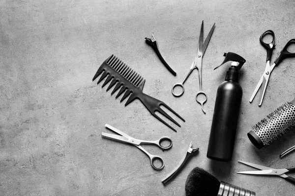 Composição de leigos planos com tesoura e outros acessórios de cabeleireiro em fundo cinza. Espaço para texto — Fotografia de Stock