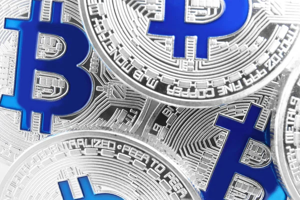 Silbrig glänzende Bitcoins als Hintergrund, Nahaufnahme. Digitalwährung — Stockfoto
