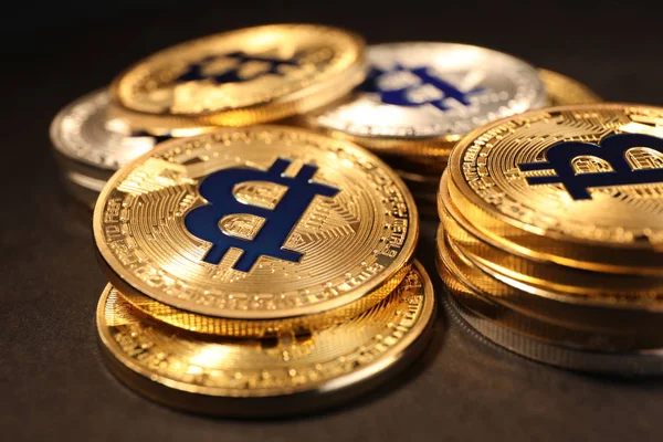 Bitcoins de ouro brilhante no fundo escuro, vista close-up. Moeda digital — Fotografia de Stock