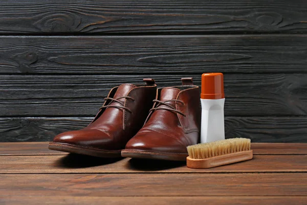 Lederen schoenen en Schoenpoets pakket op houten oppervlak — Stockfoto