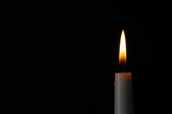 在黑暗的背景上燃烧蜡烛,文本空间。悲伤的象征 — 图库照片