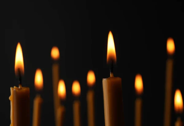 Velas encendidas sobre fondo oscuro, espacio para texto. Símbolo del dolor — Foto de Stock