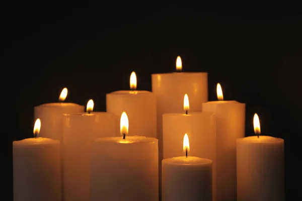 Palenie świec na ciemnym tle. Symbol smutku — Zdjęcie stockowe