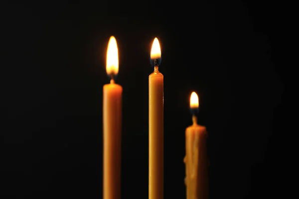 Brinnande ljus på mörk bakgrund. Symbol för sorg — Stockfoto