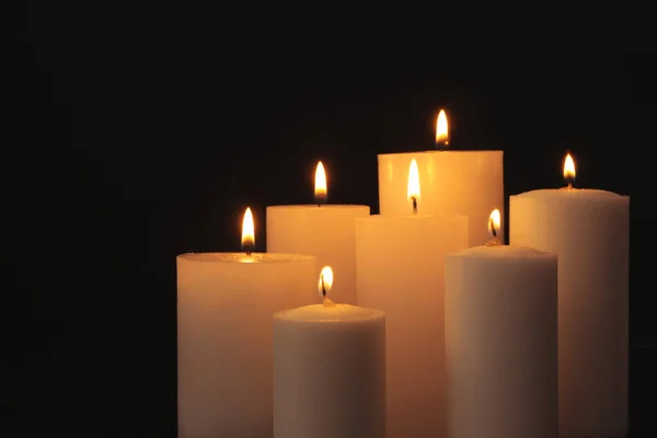 Queimar velas em fundo escuro, espaço para texto. Símbolo de tristeza — Fotografia de Stock