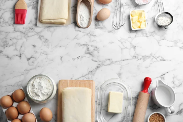 Ram gjord med smördeg och ingredienser på vit marmorbord, platt Lay. Utrymme för text — Stockfoto