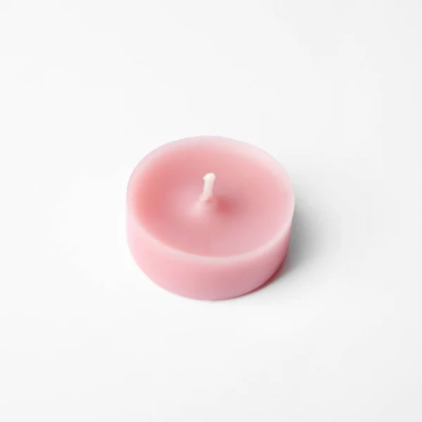 Dekorativní svíčka s růžovým voskem izolovaná na bílém — Stock fotografie