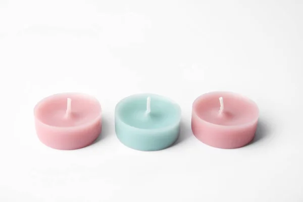 Color cera velas decorativas aisladas en blanco — Foto de Stock