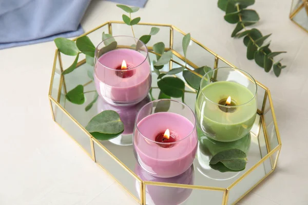 Δίσκος με φλεγόμενα κεριά και Ευκάλυπτος στο φως τραπέζι — Φωτογραφία Αρχείου