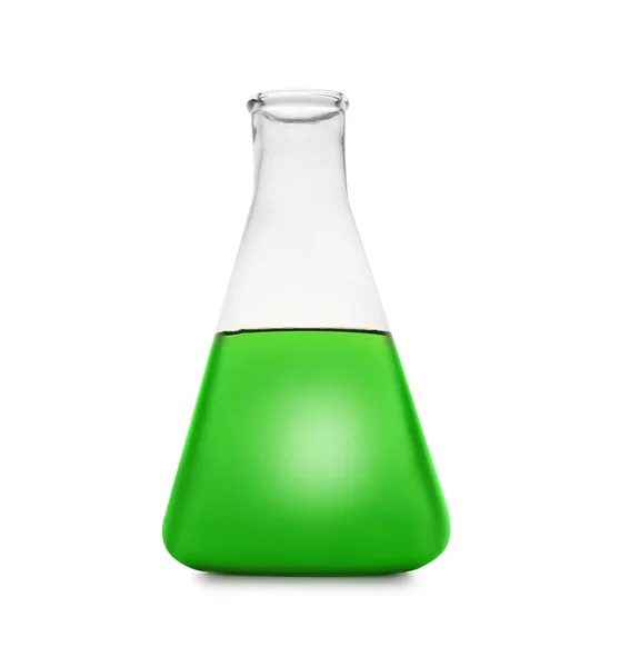 Erlenmeyer-lombik, fehérre izolált színes folyadékkal. Kémia üvegedények — Stock Fotó
