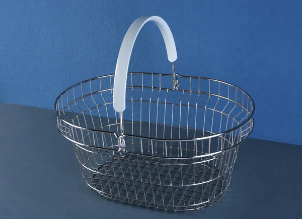 Пустой металл корзина для покупок на голубом фоне — стоковое фото