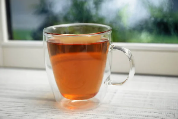 Tasse de thé chaud sur rebord de fenêtre en bois blanc — Photo