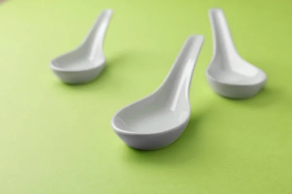 Cucharas limpias de sopa Miso sobre fondo verde — Foto de Stock