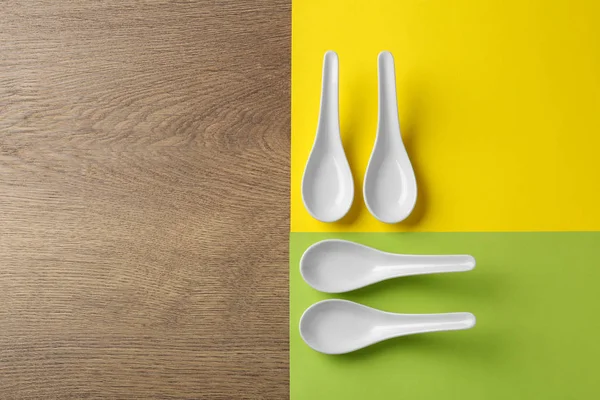 Cucharas de sopa de miso en la mesa, cama plana. Espacio para texto — Foto de Stock