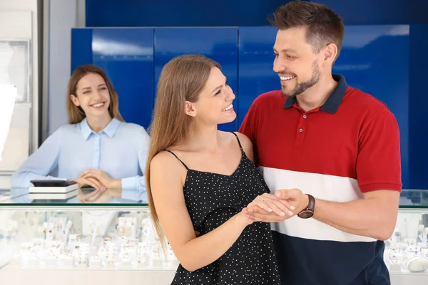 Anillo de compromiso de elección de pareja en joyería — Foto de Stock