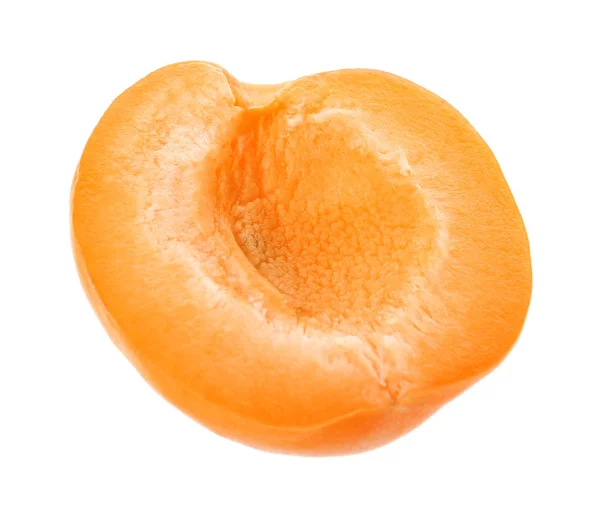 Polovina lahodné zralé meruňky izolované na bílém — Stock fotografie