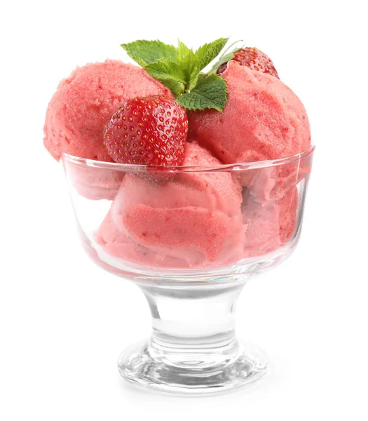 Вкусное клубничное мороженое с мятой и свежими ягодами в миске для десерта на белом фоне — стоковое фото