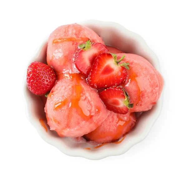 Вкусное клубничное мороженое с сиропом и свежими ягодами в миске для десерта на белом фоне, вид сверху — стоковое фото