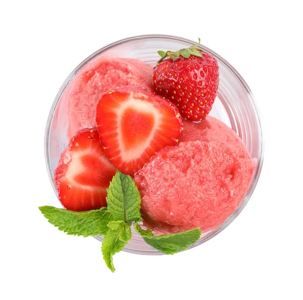 Вкусное клубничное мороженое с мятой и свежими ягодами в миске для десерта на белом фоне, вид сверху — стоковое фото