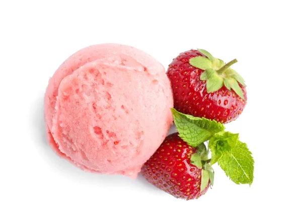 Colher de delicioso sorvete de morango com hortelã e bagas frescas no fundo branco, vista superior — Fotografia de Stock