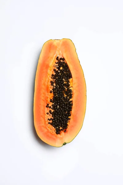 Papaya fresca jugosa dividida en dos mitades sobre fondo blanco, vista superior — Foto de Stock
