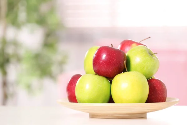 방에 테이블에 다른 달콤한 사과 와 접시, 텍스트 공간 — 스톡 사진