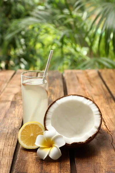Composição com copo de água de coco e limão sobre mesa de madeira — Fotografia de Stock