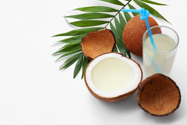Složení s kokosové ořechy a nápojem na bílém pozadí — Stock fotografie